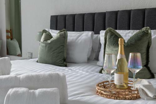 Beachcliffe House - Sea Front Property - Sleeps 10 - Pet Friendly