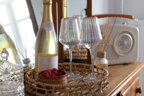 Beachcliffe House - Sea Front Property - Sleeps 10 - Pet Friendly