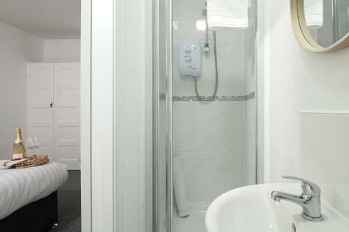 Beachcliffe House - Sea Front Property - Sleeps 10 - Pet Friendly