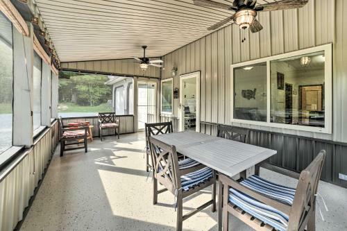 Captivating Kuttawa Retreat With Outdoor Dining