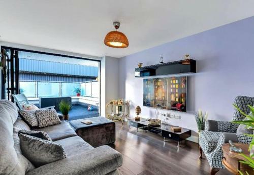 Villa No 8, Lawrence Hill