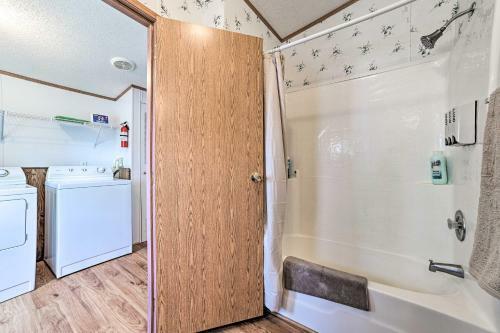 Charming Houghton Lake Cottage Walk To Lake!