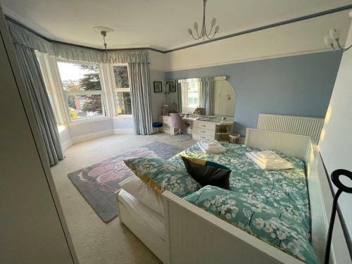 Glorious 6 Bed Detached Victorian Villa By The Sea