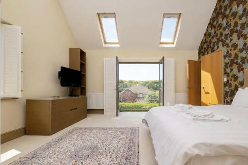 Stunning 5 Bed 3 Bath House Near The Sea!