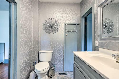 Classy Home With Enclosed Sunroom, Walk To Town