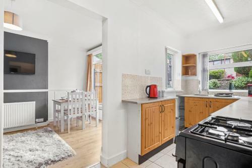 Spacious 4 Bedroom House Located Near Bhx & Nec