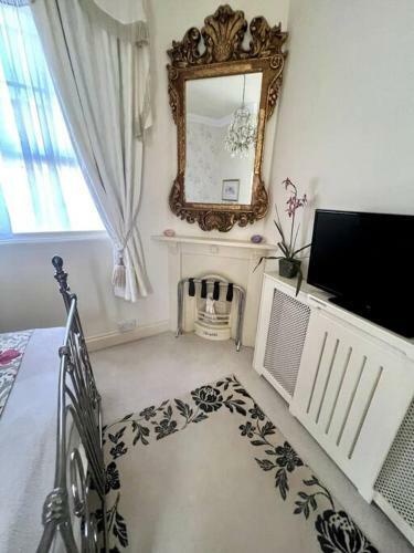 Elegant Regency Apartment By The Sea