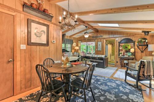 Tranquil Creekside Cottage With Deck And Lanai