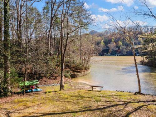 Lakeview Oasis- Pet Friendly W/ Hot Tub & Beach!
