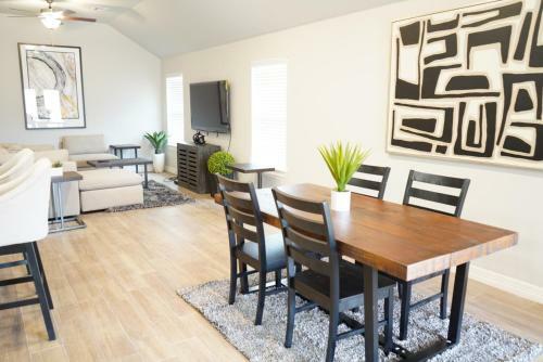 The Cosmopolitan Modern, Cozy, New 3bedroom Home