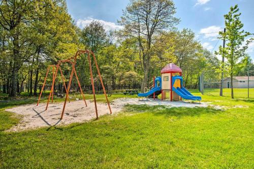 Retreat With Fire Pit - Walk To Community Lake!