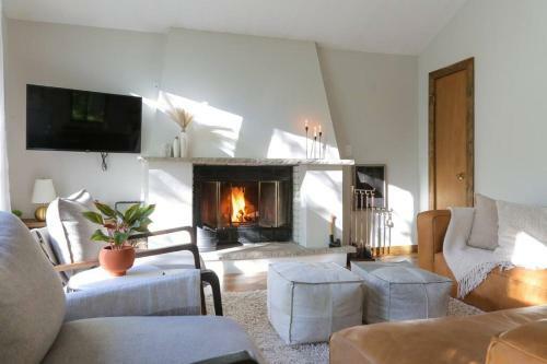 Luxurious Cabin By Ski & Lake W/ Community Pool