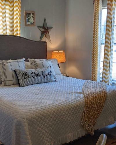 Pecan St. Parlor Haus Downtown Bandera, Tx