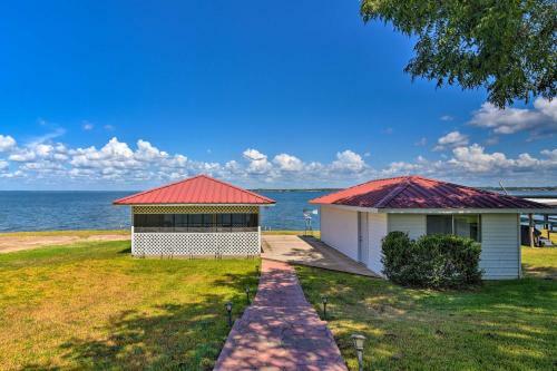 Lakefront Livingston Retreat With Fire Pits!