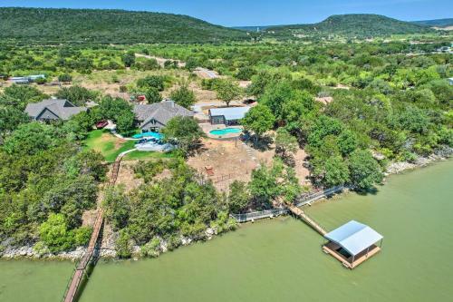 Spacious Palo Pinto Home Private Dock And Pool