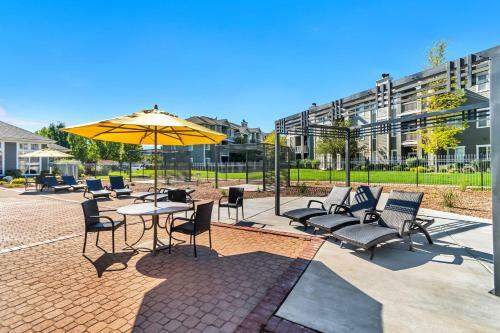 Apartamento Gorgeous Ground Floor Unit W Attached Garage