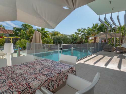 Lumineuse Villa Moderne Avec Piscine Chauff�e