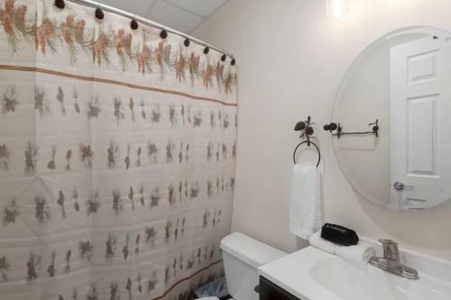 Cabin Near Downtown Avl- Hot Tub- Pet Friendly