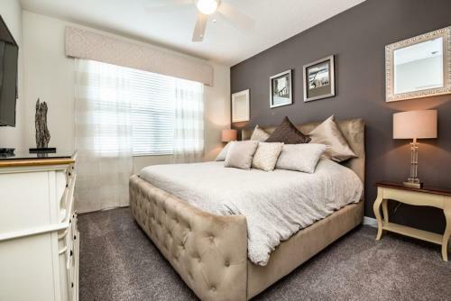 Stunning Water Front 5 Bdm Villa At Storey Lake Villa