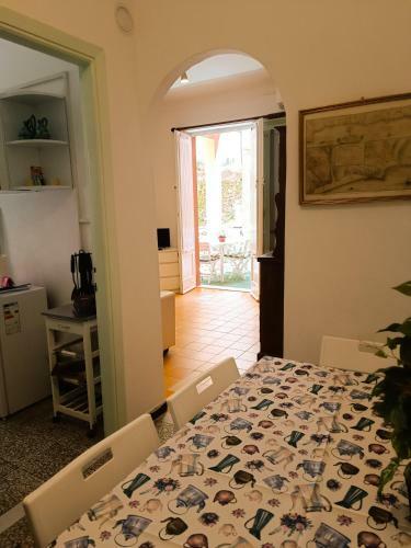 Classic Monterossino Apartment In Old Town