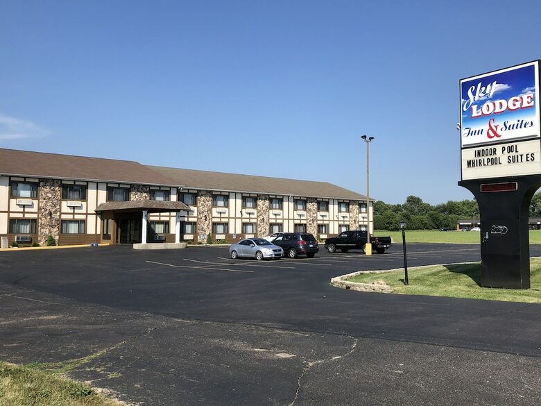 Hotel Sky Lodge Inn & Suites - Delavan