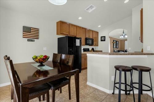 4 Bedrooms - 3 Bathrooms - Veranda Palms 4461 Np