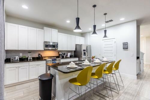 Comfy Modern House W Pool Perfect Location