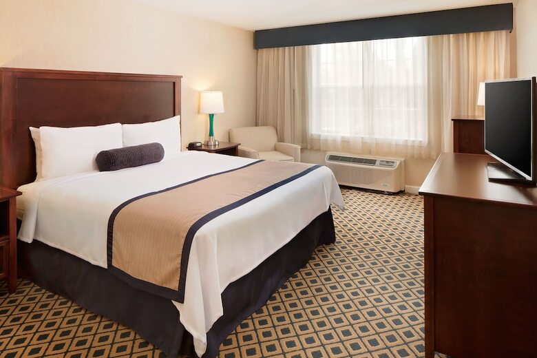 Hotel Westford Regency Inn & Conference Center