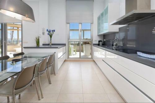 Luxury Sea View Apartment With 2 Rooms