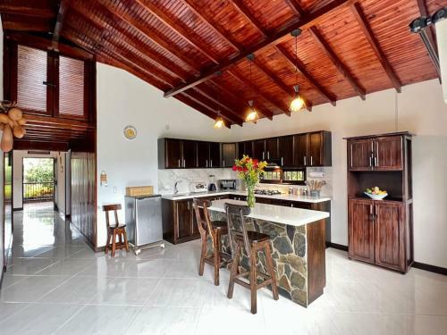 Acogedora Casa de Campo Con Excelente Ubicaci�n