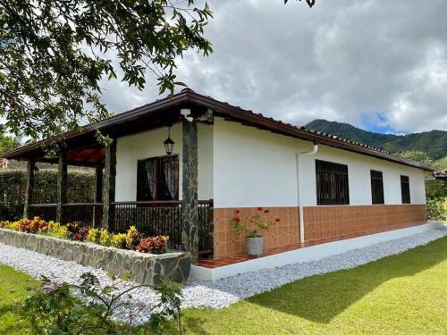 Acogedora Casa de Campo Con Excelente Ubicaci�n