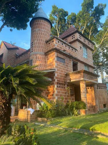 Finca Con Forma de Castillo Y Piscina En Sopetr�n