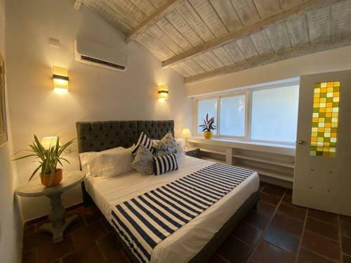 Blue House - Beachfront Luxury House With 8 Bedrooms