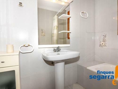 Casa El Vendrell, 3 Dormitorios, 8 Personas - Es-320-23