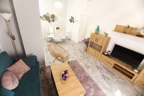 Rentalsevilla Apartamento de 3 Dormitorios En Triana