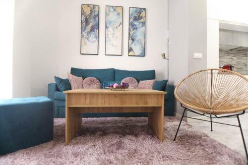 Rentalsevilla Apartamento de 3 Dormitorios En Triana