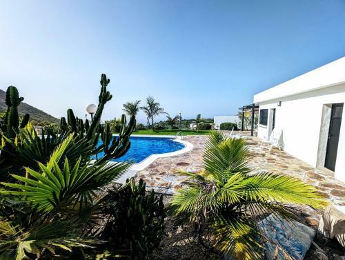 Cliff Haven Sea View Apartment - Adults Only
