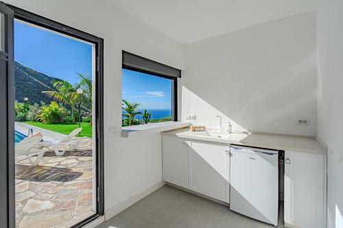 Cliff Haven Sea View Apartment - Adults Only