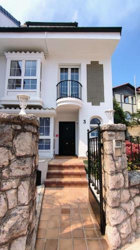 Rosa de Ciudad. Chalet C�ntrico Con Mucha Intimidad