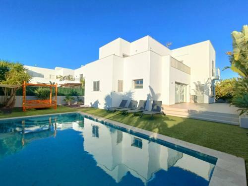 Moderna Casa Con Piscina Privada