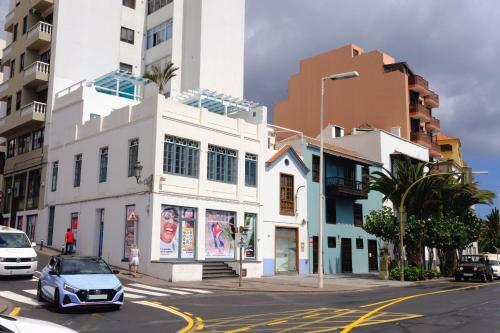 Rooftop Dreamhouse - 3br With Seaviews