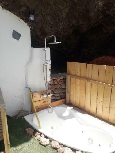 Cueva Rural " Old London " With Jacuzzi And Swimming Pool