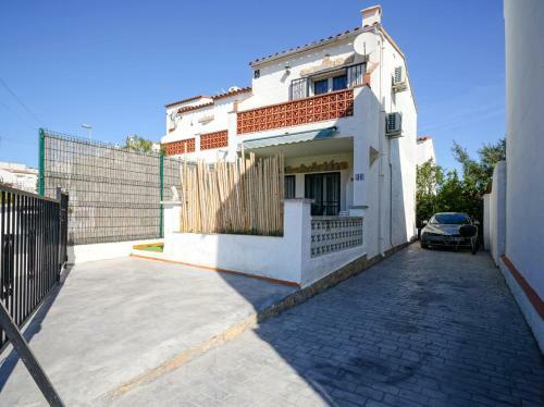 Maison de Vacances Avec Piscine Communautaire - Wehostyou