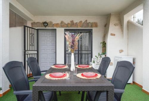 Maison de Vacances Avec Piscine Communautaire - Wehostyou