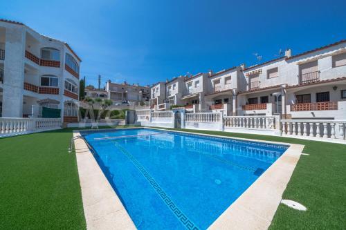 Maison de Vacances Avec Piscine Communautaire - Wehostyou
