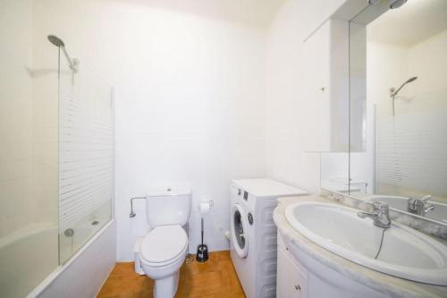 Maison de Vacances Avec Piscine Communautaire - Wehostyou