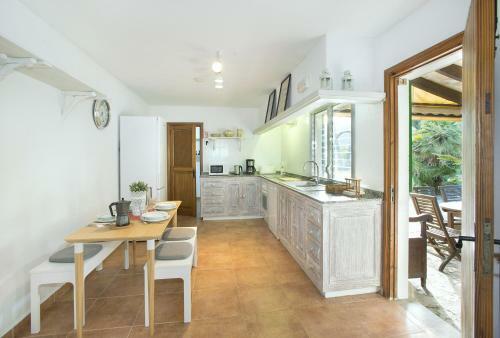 Owl Booking Villa Mairata - Great Garden And Pool