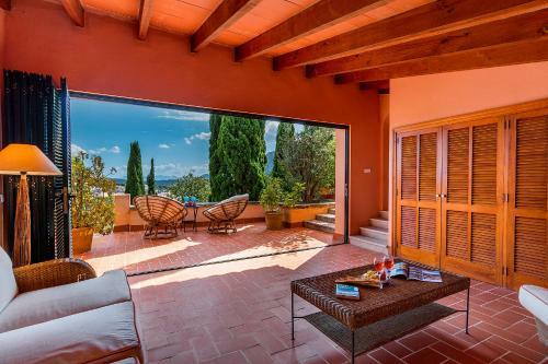 Townhouse With Pool And Mountain Views, Just 5 Min
