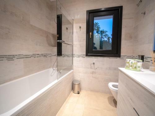 Villa Modern Dream Mansion In Tropical Nueva Andaluc�a ?