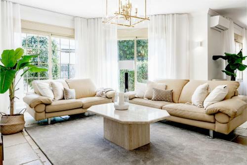 Cln- Spacious 6 Bedroom Villa Next To Beach